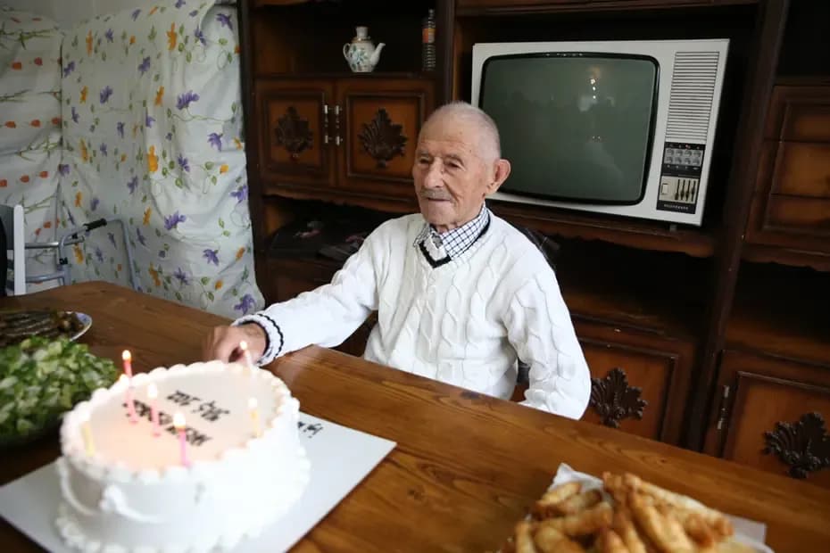 102 Yaşındaki Hüseyin Dedenin Sağlık Sırrı: Doğal Beslenme ve Aktif Yaşam